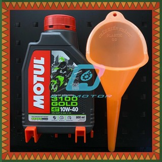 Nhớt Motul kèm phễu rót nhớt.