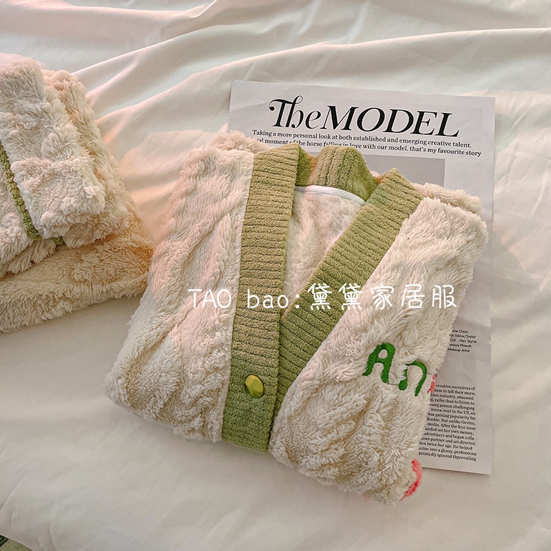 Bộ Đồ Ngủ Lông Cừu San Hô Dày Dặn Thêu Họa Tiết Hoạt Hình Phong Cách Chanel Cho Nữ