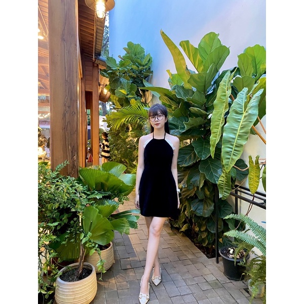 Đầm Nhung Cổ Yếm