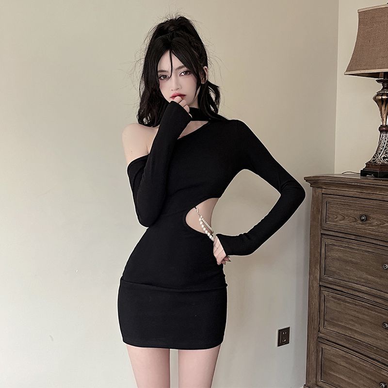 Đầm Đen Tay Dài Hở Vai Ôm Eo Phối Dây Xích Đính Ngọc Trai Thời Trang Thu Đông Cho Nữ