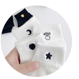 Vớ tất trắng đen cổ trung thêu icon mặt trăng ngôi sao hello