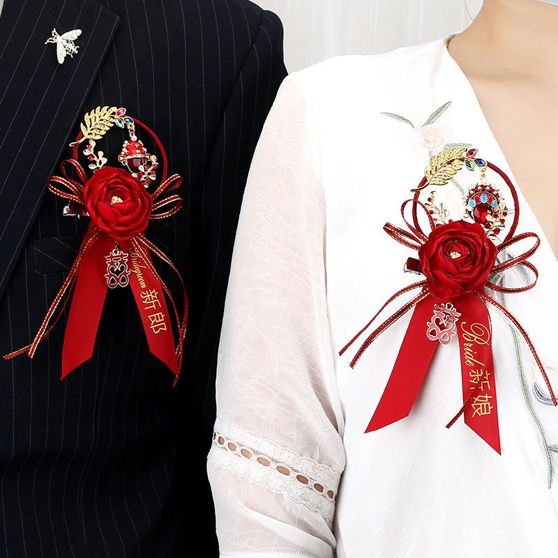 Ghim Cài Áo Hình Gia Đình Và Hoa Hồng