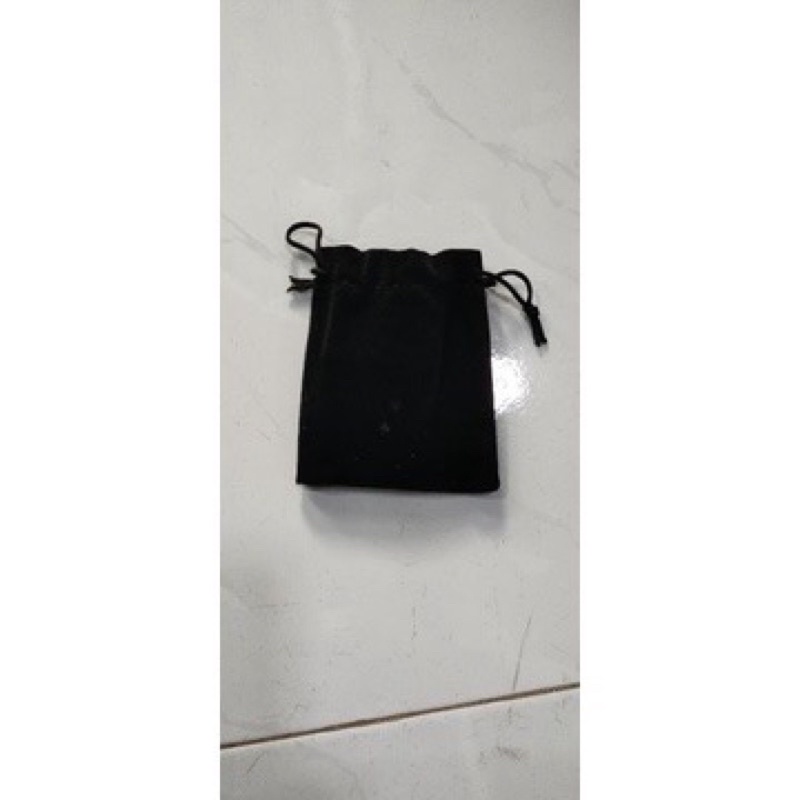Dụng cụ đựng tai nghe cục sạc