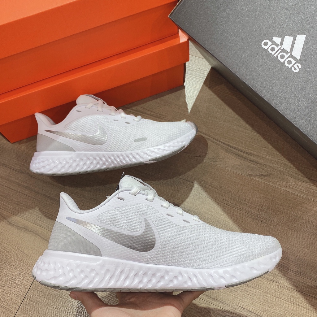 [CHÍNH HÃNG] Giày thể thao Sneaker NIKE RUNNING REVOLUTION 5 màu Trắng Bạc - Code: BQ3207 100