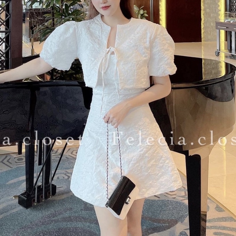 Set đầm trắng 2 dây gấm hoa nổi kèm khoác crop tay bồng