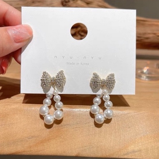 bông tai hình nơ xoắn vòng châu tiểu thư, khuyên tai đính đá và vòng hạt bẹt xinh xắn