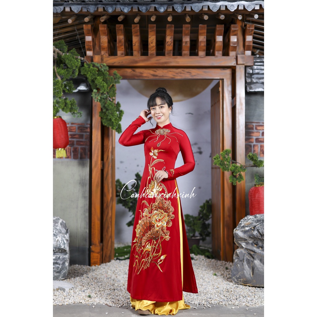 Áo dài truyền thống được đính kết pha lê sang trọng