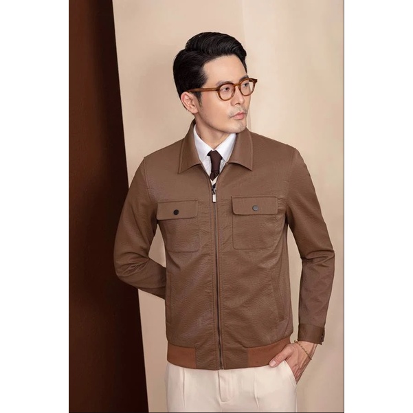 ÁO KHOÁC NAM ADAM STORE NÂU TRƠN DA LỘN TÚI NGỰC AK045