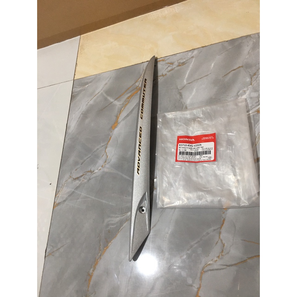 BỘ TRANG TRÍ SƯỜN BÊN PHẢI NH-411M DÙNG CHUNG CHO XE A4->A7 83710KVGV20ZA