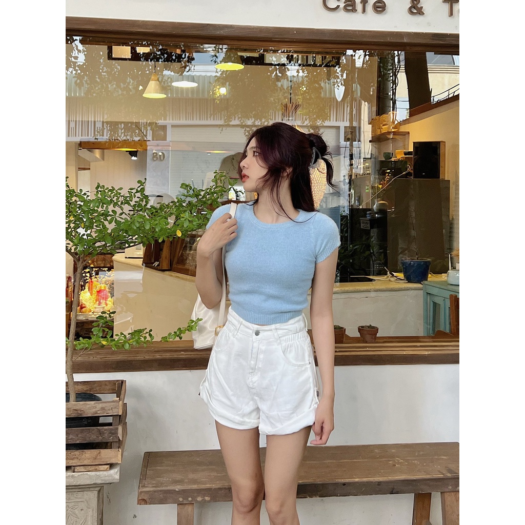 quần short jean trắng + áo len xanh