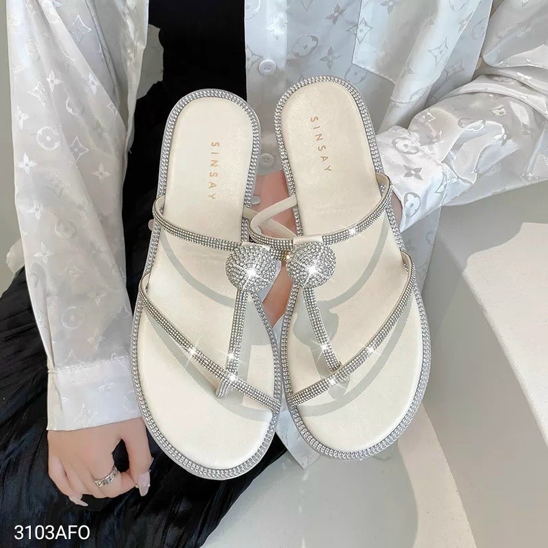 Dép kẹp đá xiu xinh lên chân xinh quá chị em. Hàng quảng châu full box 🌞 chất liệu da mềm đi êm chân