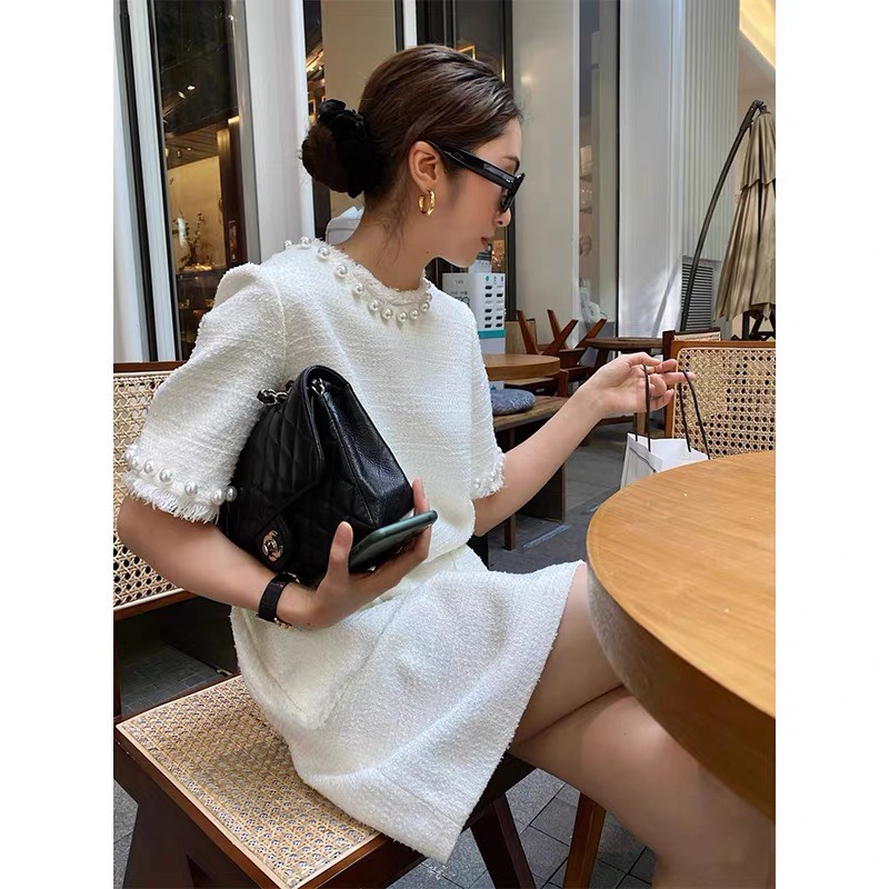 Đầm trắng phong cách tiểu thư đính ngọc nhẹ nhàng cho nàng thêm sang trọng.