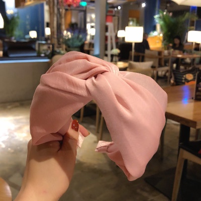 Băng đô bản to nửa đầu sang chảnh tiểu thư.