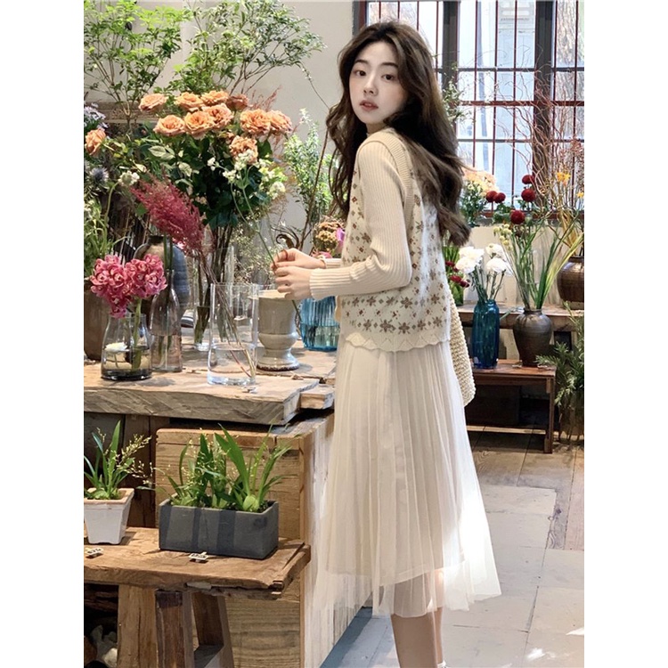 Set váy len dày tay phối voan xòe dài điệu đà+ Áo len gile họa tiết nhẹ nhàng vintage