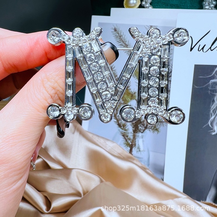 Trâm Cài Áo Hình Chữ M Bằng Hợp Kim Cao Cấp Cho Nữ