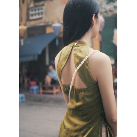Yếm lụa gấm mềm nhẹ, cut-out lưng thiết kế
