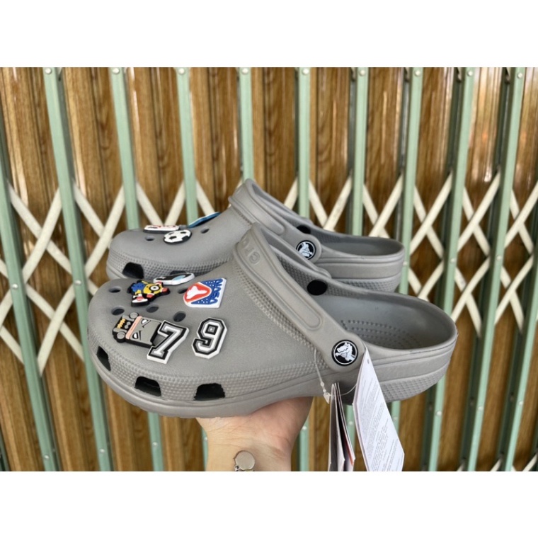 Tặng 12 sicker dép crocs classic mẫu cổ điển cho nam và nữ nhiều mầu size 35 36 37 37 38 39 40 41 42 43 44 45