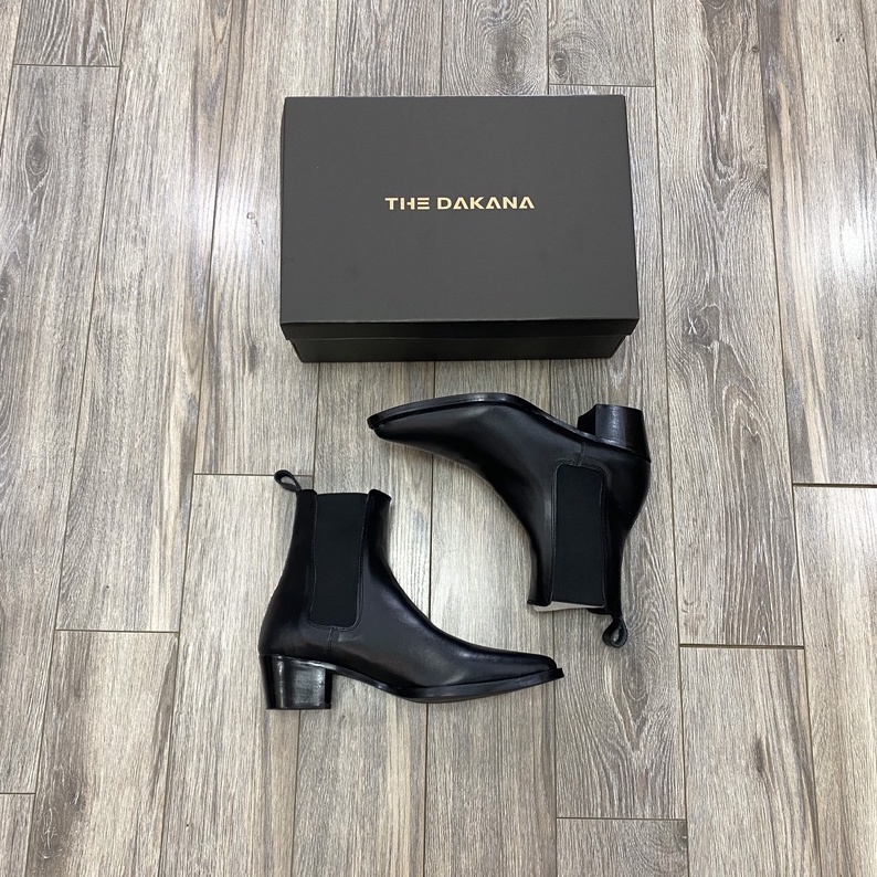THE DAKANA Chelsea Boots Mũi Nhọn Đế Cao 5cm Da Bò Nguyên Tấm Khâu Thủ Công Gót Gỗ - Giày bốt nam công sở