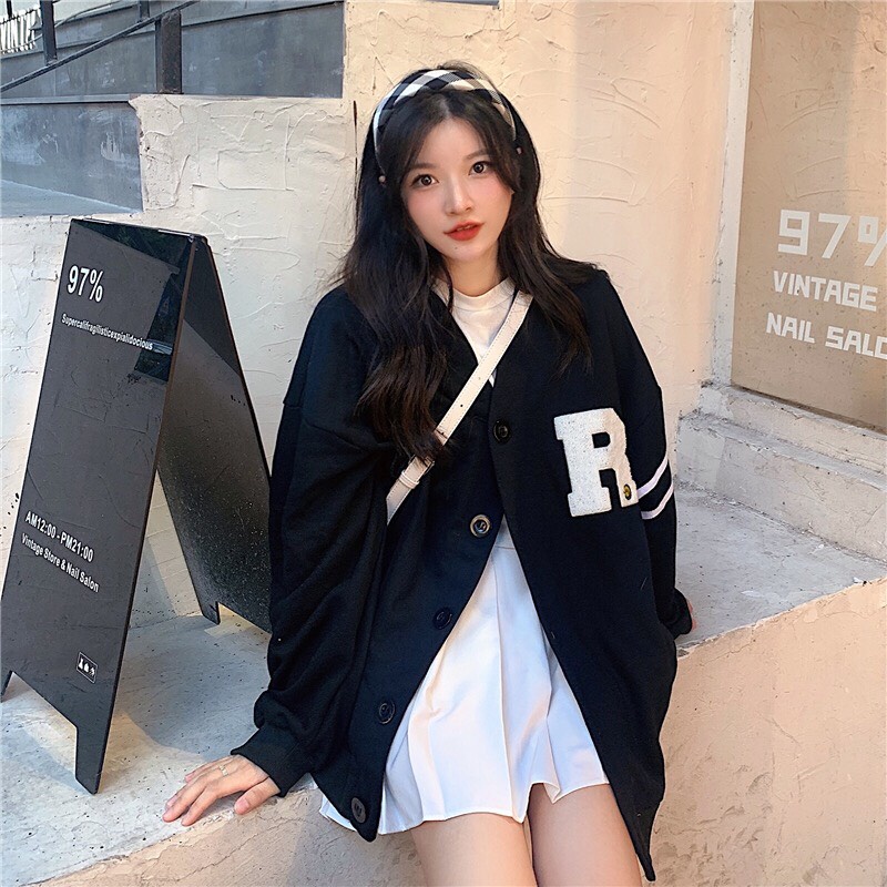 Áo khoác nỉ, không cổ, cài nút Luala kiểu rộng hoạ tiết chữ R chất liệu nỉ dày màu đen phong cách Hàn Quốc Freesize