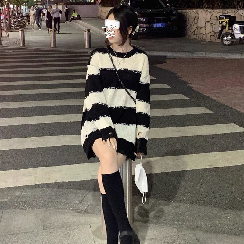 Áo len nữ cổ tròn kiểu hàn phối rách kẻ ngang màu đen trắng dài tay form đẹp dáng dài hàng quảng châu mềm mịn