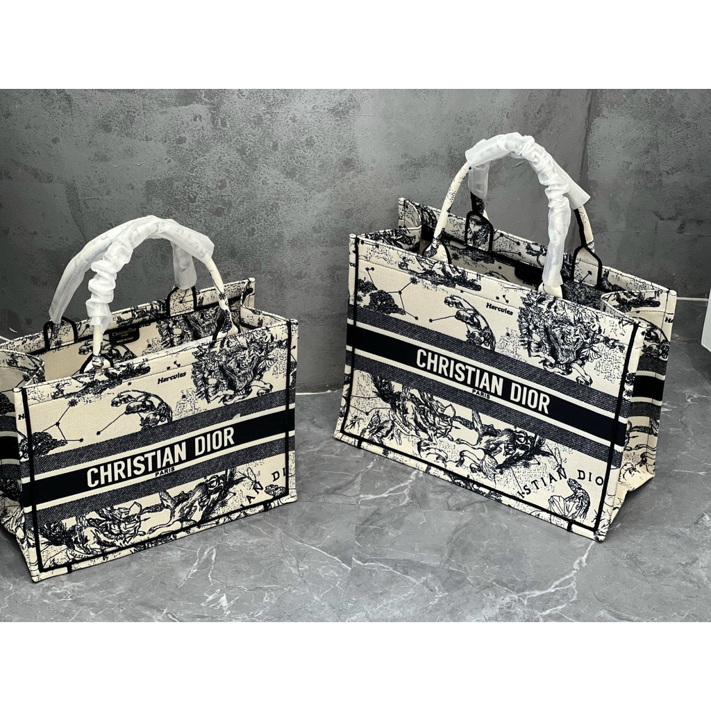 Túi Tote DIOR BOOK TOTE CHẤT LIỆU: Latte Toile de Jouy Zodiac Embroidery TẶNG KÈM KHĂN TURBAN CD