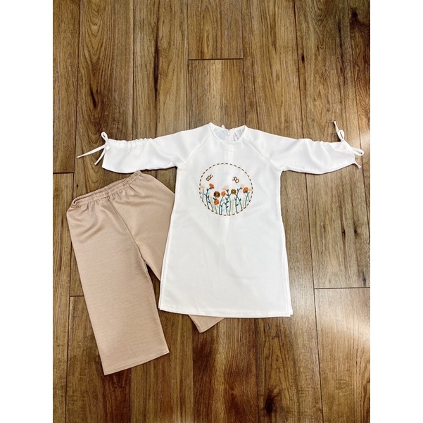 Áo dài bé gái lụa trắng thêu hoa kèm quần nude 8-43kg