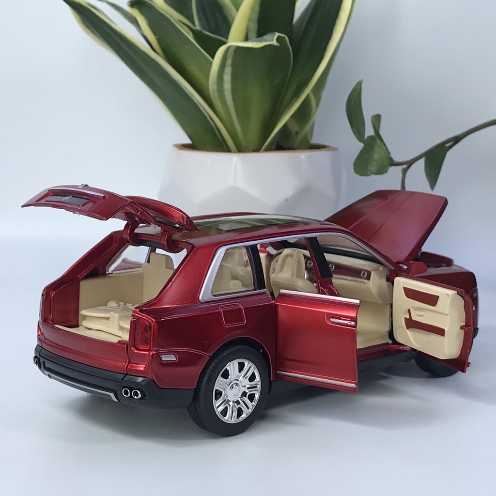 Mô hình xe ô tô Rolls Royce Cullinan tỷ lệ 1:24 bằng kim loại TẶNG BIỂN SỐ XE