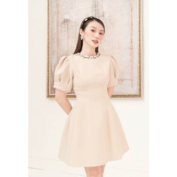 RẬP  - Đầm Nâu Tay Nhún Cổ Tròn Thêu Thân Xòe - BEIGE 01