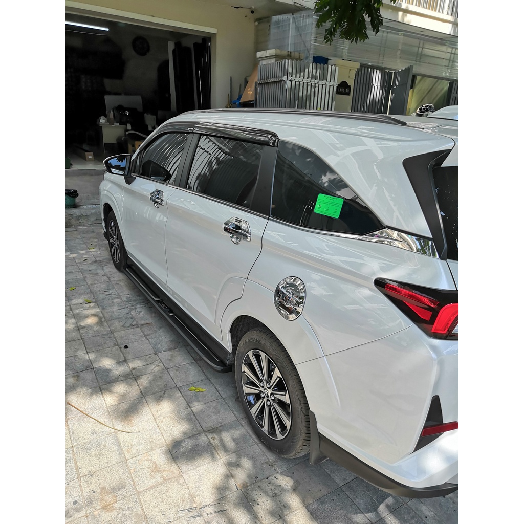 Bậc lên xuống, bệ bước chân xe Toyota Veloz 2022. Nhôm đúc 100%. Siêu KM. Khắc laser logo với mẫu mặt nhôm