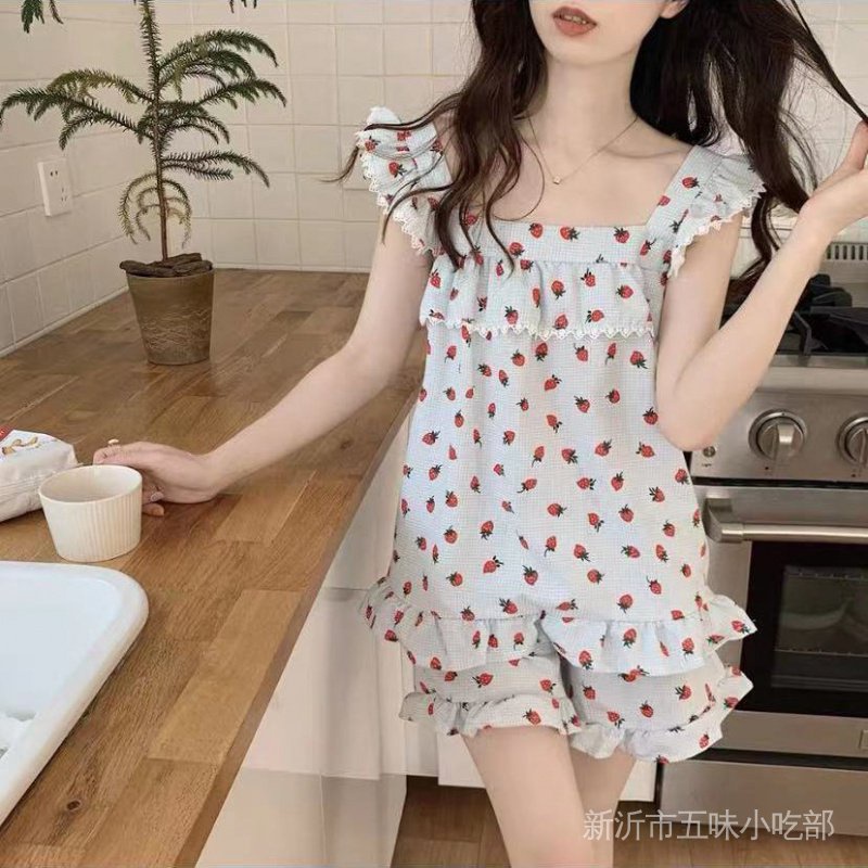 Bộ Đồ Ngủ Áo Hai Dây Phối Quần Short Họa Tiết Dâu Tây Dễ Thương Thời Trang Mùa Hè Cho Nữ