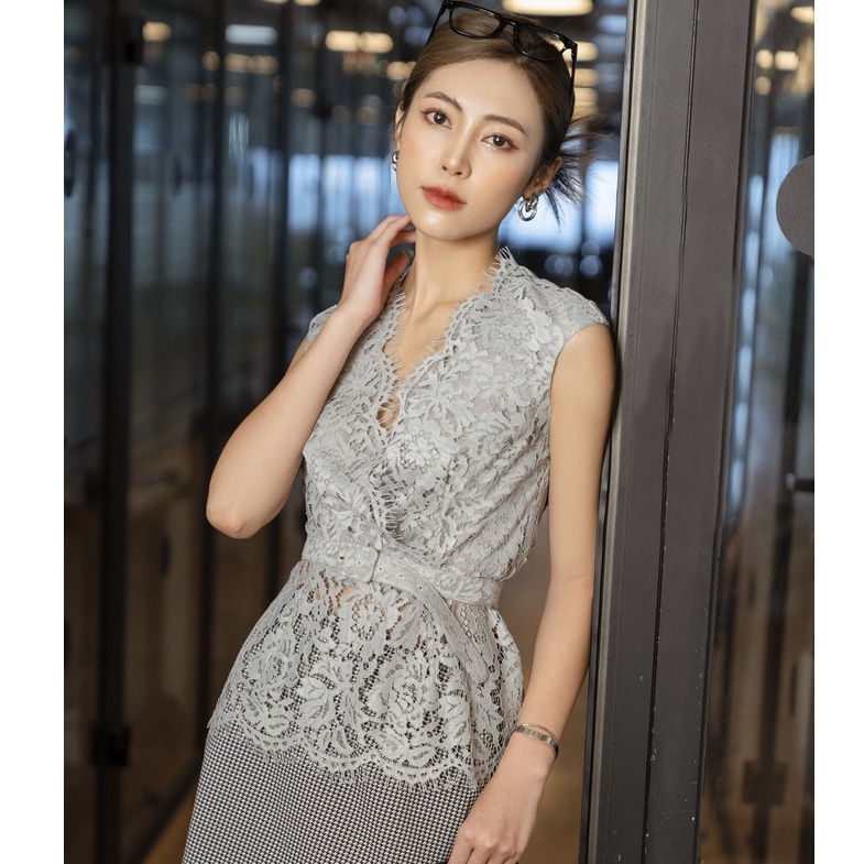 Áo ren kiểu vai chờm cổ V chồng chéo dáng công sở kèm đai HeraDG SAKBB3064