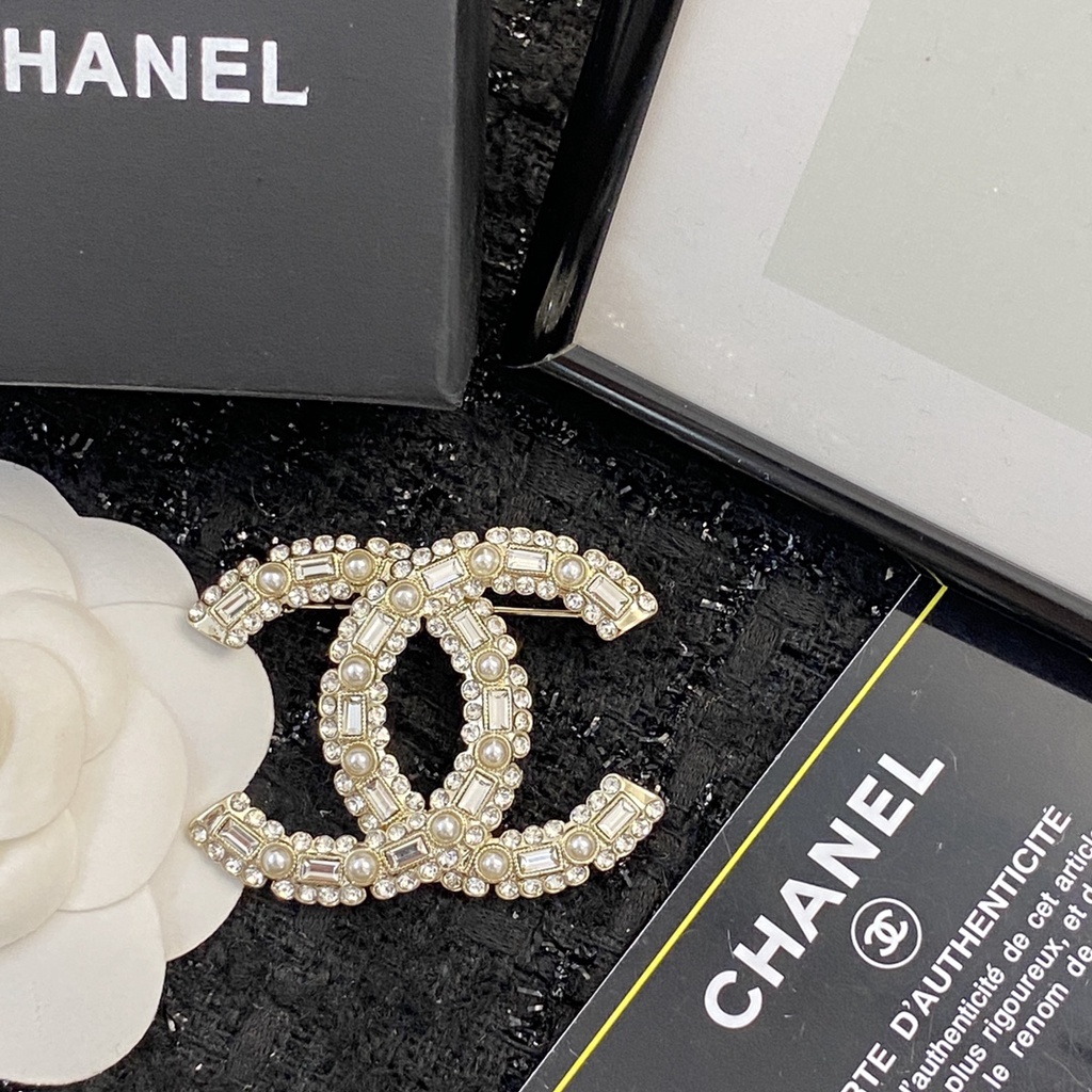 Ghim cài áo nam nữ Channel khảm kim cương thời trang unisex