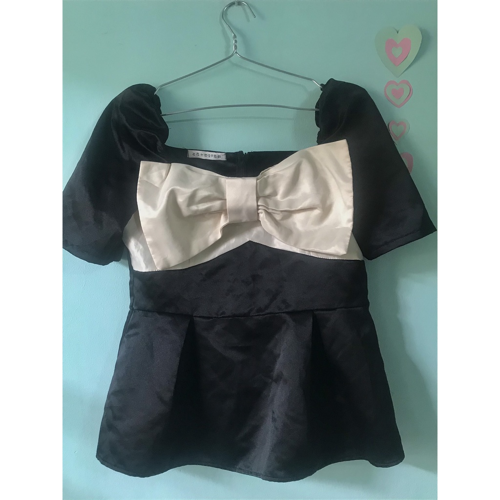 Áo tapta đen kem