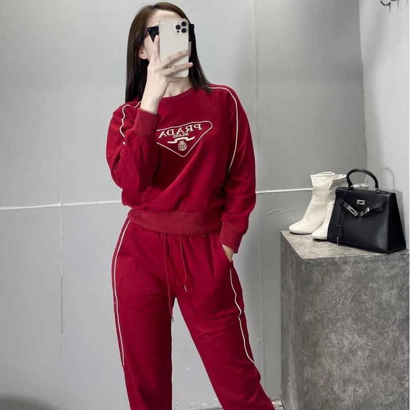 Bộ nỉ nữ đỏ thêu chữ Prada