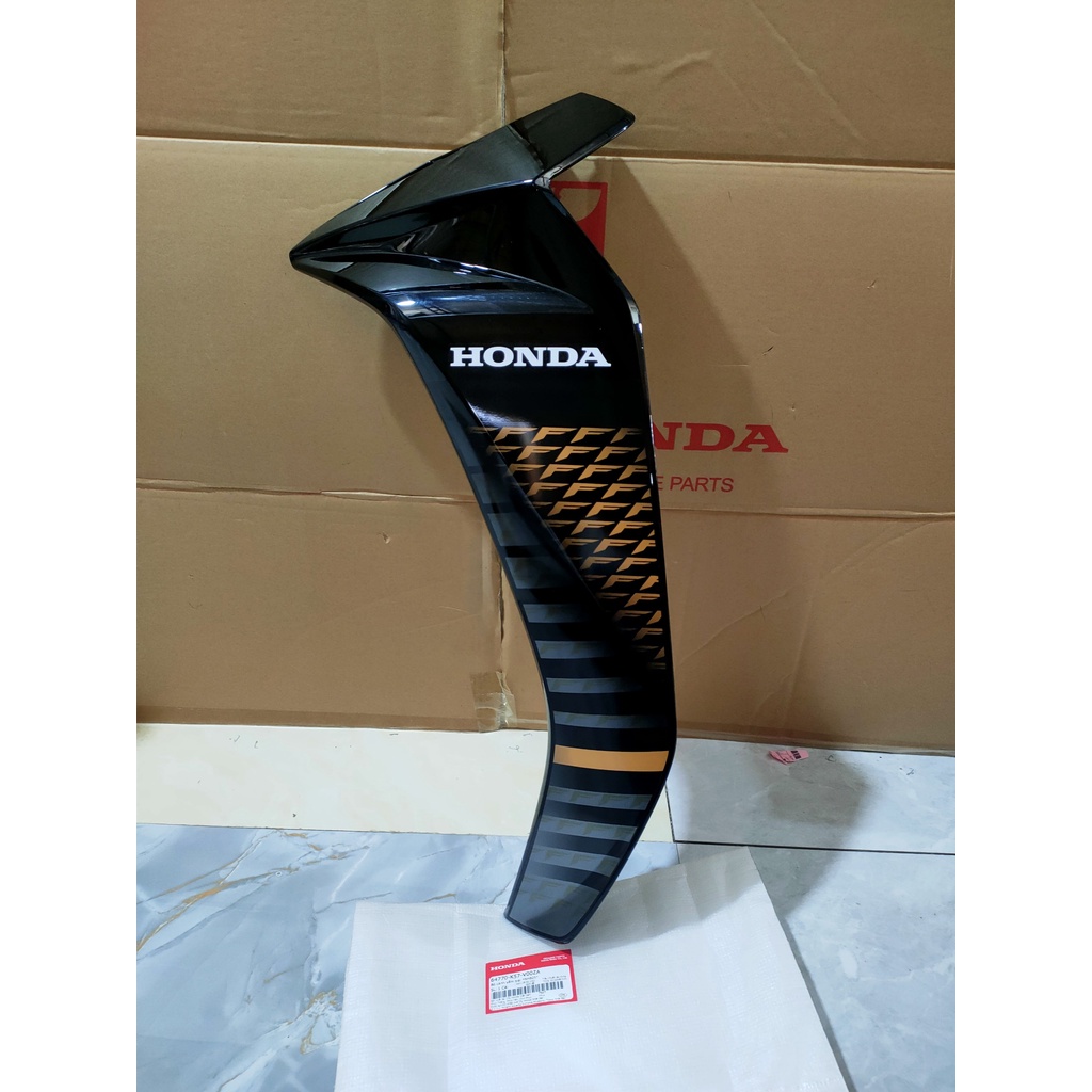 Cánh yếm bên trái HONDA BLADE Số năm 2014 màu Đen. NH-B25M 64770K57V00ZA