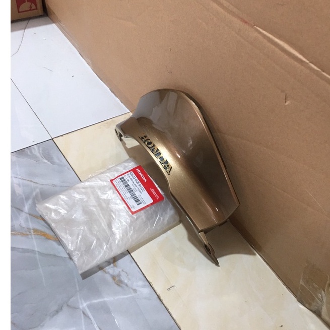Bộ ốp đuôi sau dưới HONDA LEAD 110 năm 2012 màu Vàng đồng. *Y209M* 83603GGE910ZC
