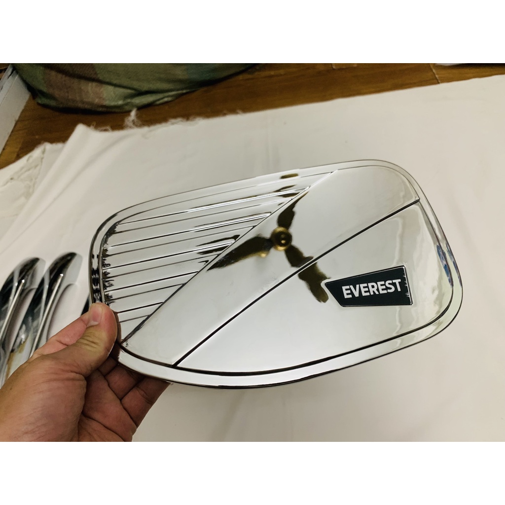 Ốp nắp bình xăng xe Ford Everest 2022, 2023 Nhựa ABS mạ crom cao cấp