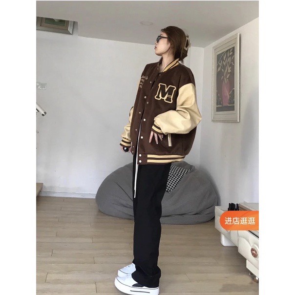 Áo khoác bomber nam nữ form rộng unisex- áo khoác thể thao màu nâu chất dạ 2 lớp phối tay da thêu chữ M hàn quốc