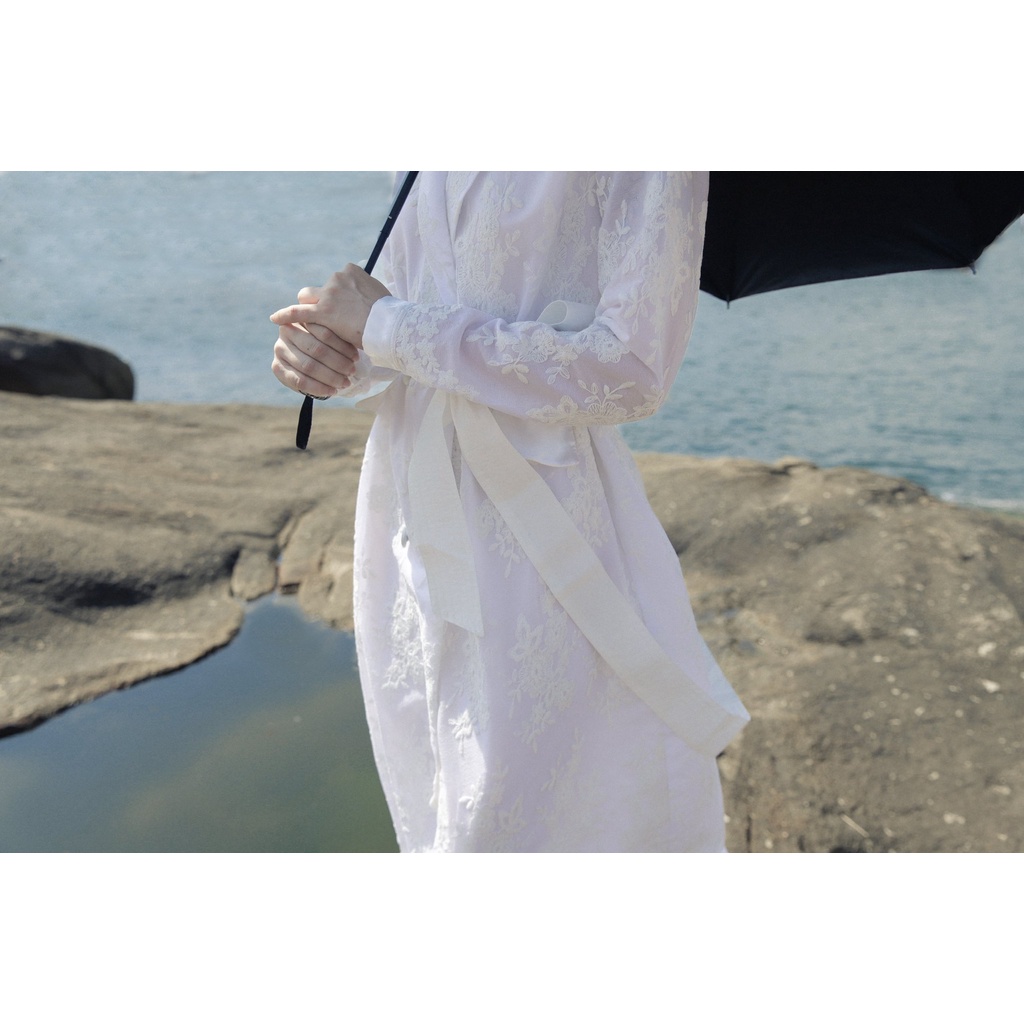 Váy xuông dáng dài cột nơ The Country Calla Lily Coat vải ren thêu hoa