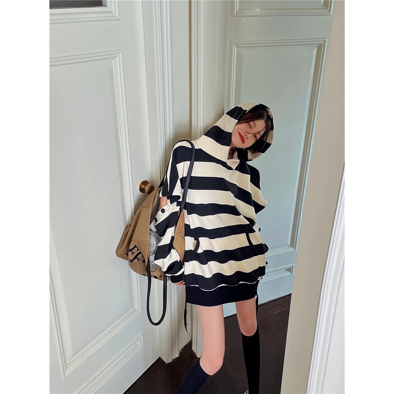 Áo hoodie tay dài có nón mũ trùm đầu tháo rời nút khoét lỗ hở cùi trỏ kẻ sọc ngang đen trắng form rộng ulzzang Hàn Quốc