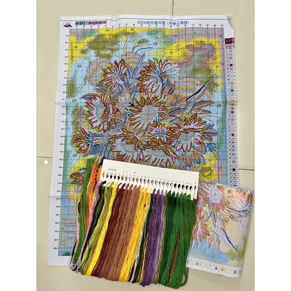 Tranh thêu kín chữ thập Bình hoa hướng dương 62536, kích thước 60 x 80 cm