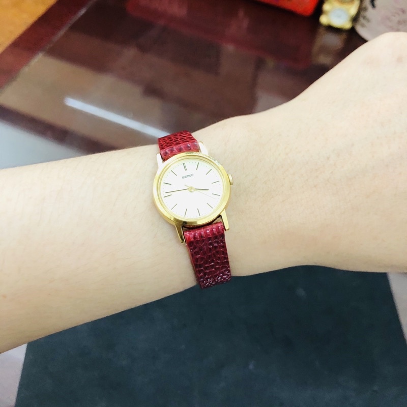 Đồng hồ nữ si nhật hiệu Seiko, dây đà điểu, khoá zin