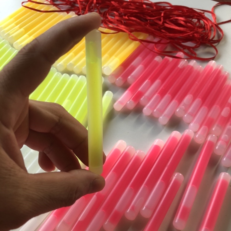 Que phát sáng dạ quang Glow Stick - Light Stick dài 10cm đường kính 1.0cm với màu sắc ngẫu nhiên phù hợp cho buổi party