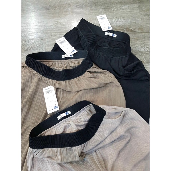 Quần jogger Gu chất thun tăm co giãn.