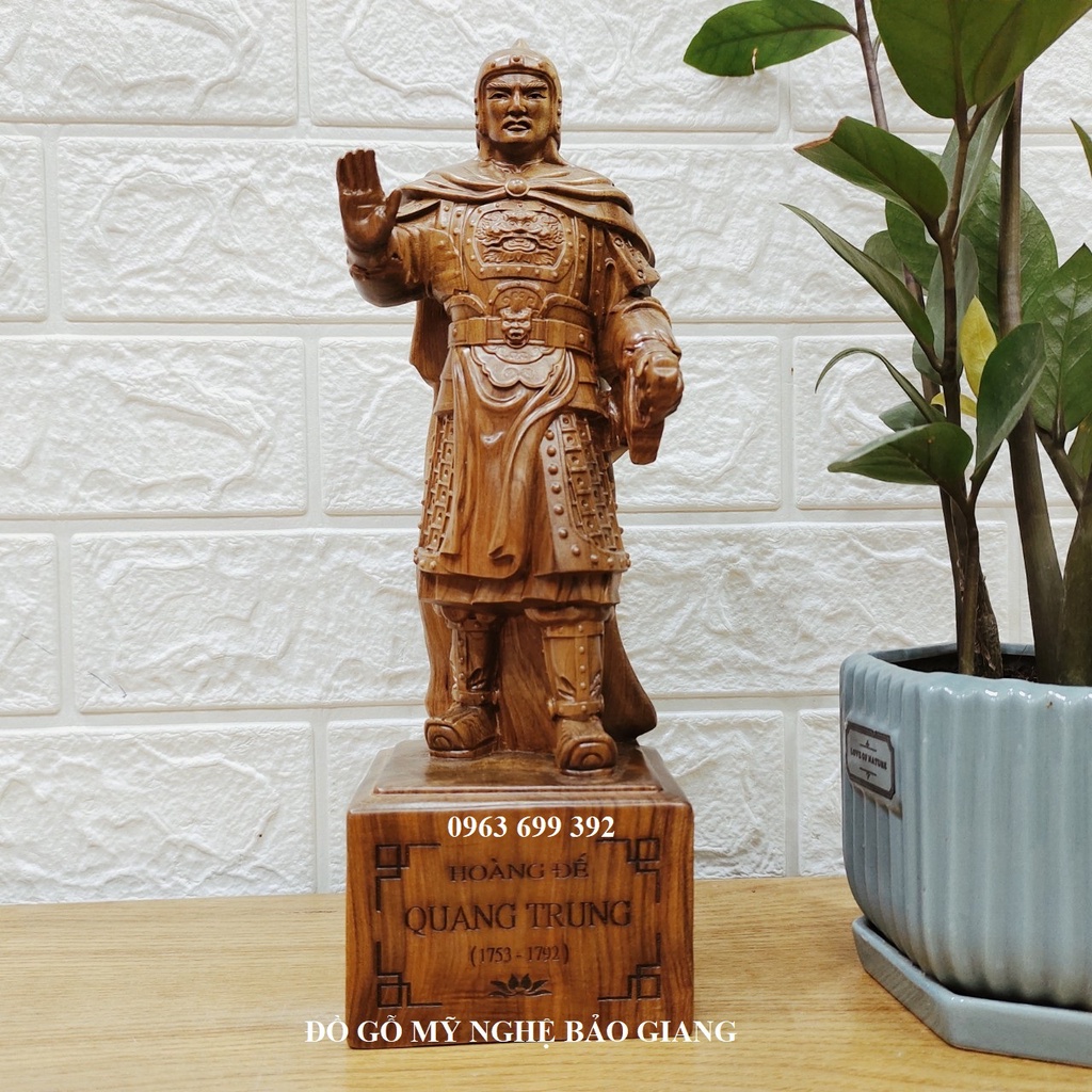 Tượng hoàng đế Quang Trung Nguyễn Huệ gỗ bách thơm cao 30 cm