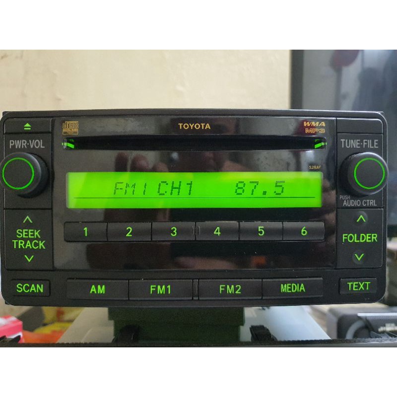 Đầu radio cd aux tháo xe toyota . loại 2 din lắp chung cho các loại xe.