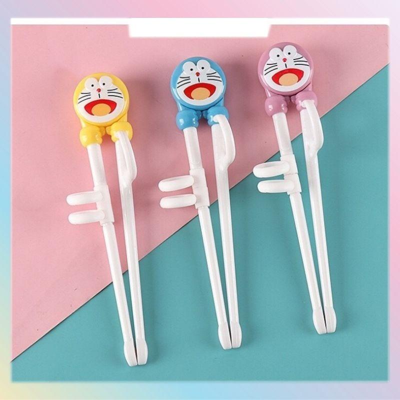 Đũa tập ăn dặm Doraemon cho bé, Đũa xỏ ngón giúp bé tập cầm, gắp, mầu sắc, họa tiết dễ thương - Loki