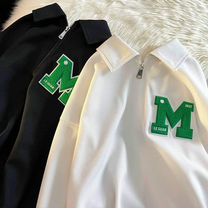 Áo polo chữ M khoá thêu đáp KA899