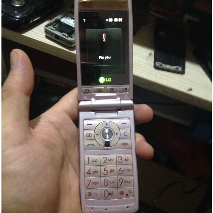 Xác LG KF300 trùng imei , màn ngoài trắng , màn đốm phản quang , không có bin tét thêm..............