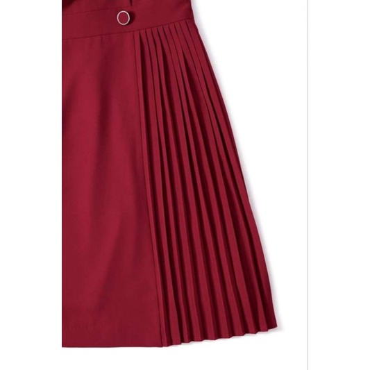 Đầm đỏ xếp li lệch.